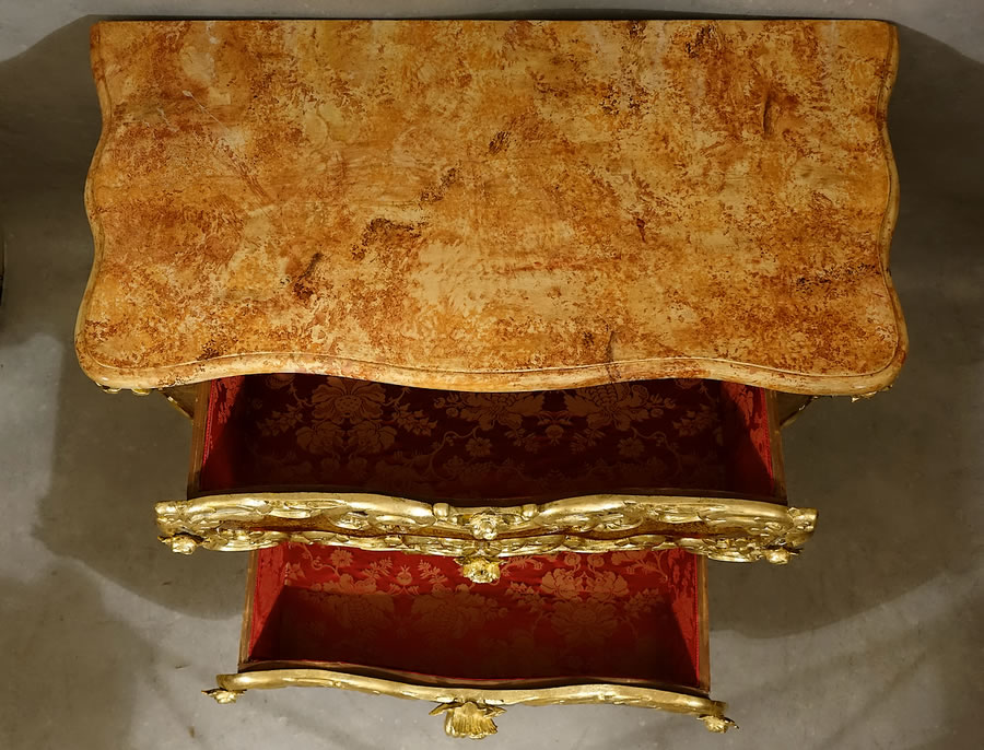 Commode sicilienne rococo avec ses deux tiroirs ouverts